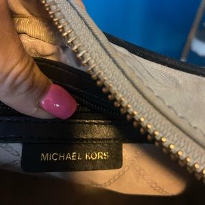 I don’t wear crossbody or tote purses much. Was gifted to me.